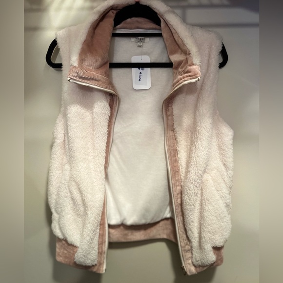 White and blush vest - Picture 1 of 1